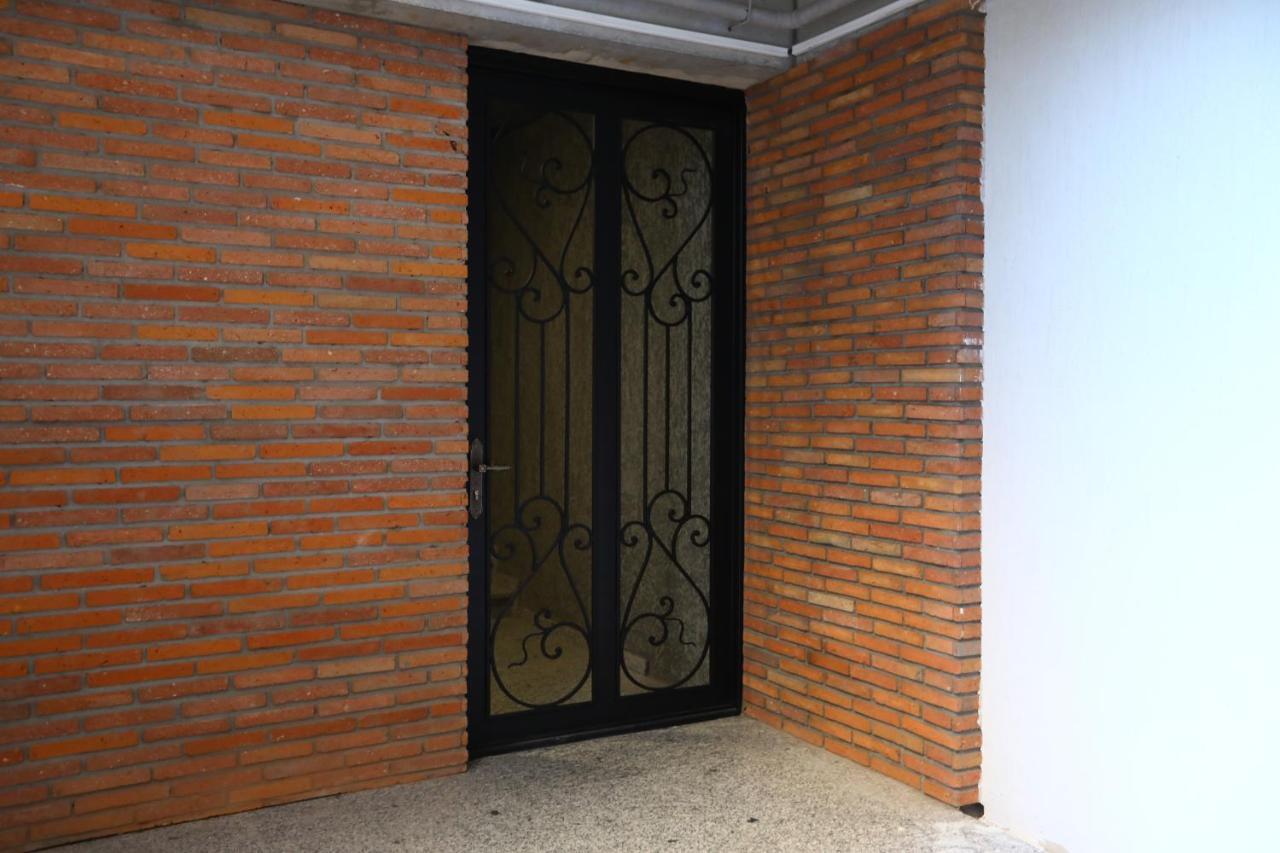 Brick House II Apartment Tbilisi Bagian luar foto